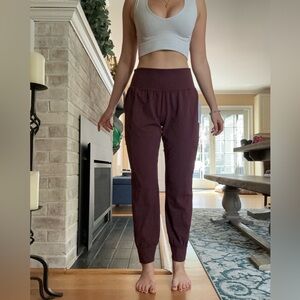 Athleta Salutation Cargo Jogger in Maroon, Size M